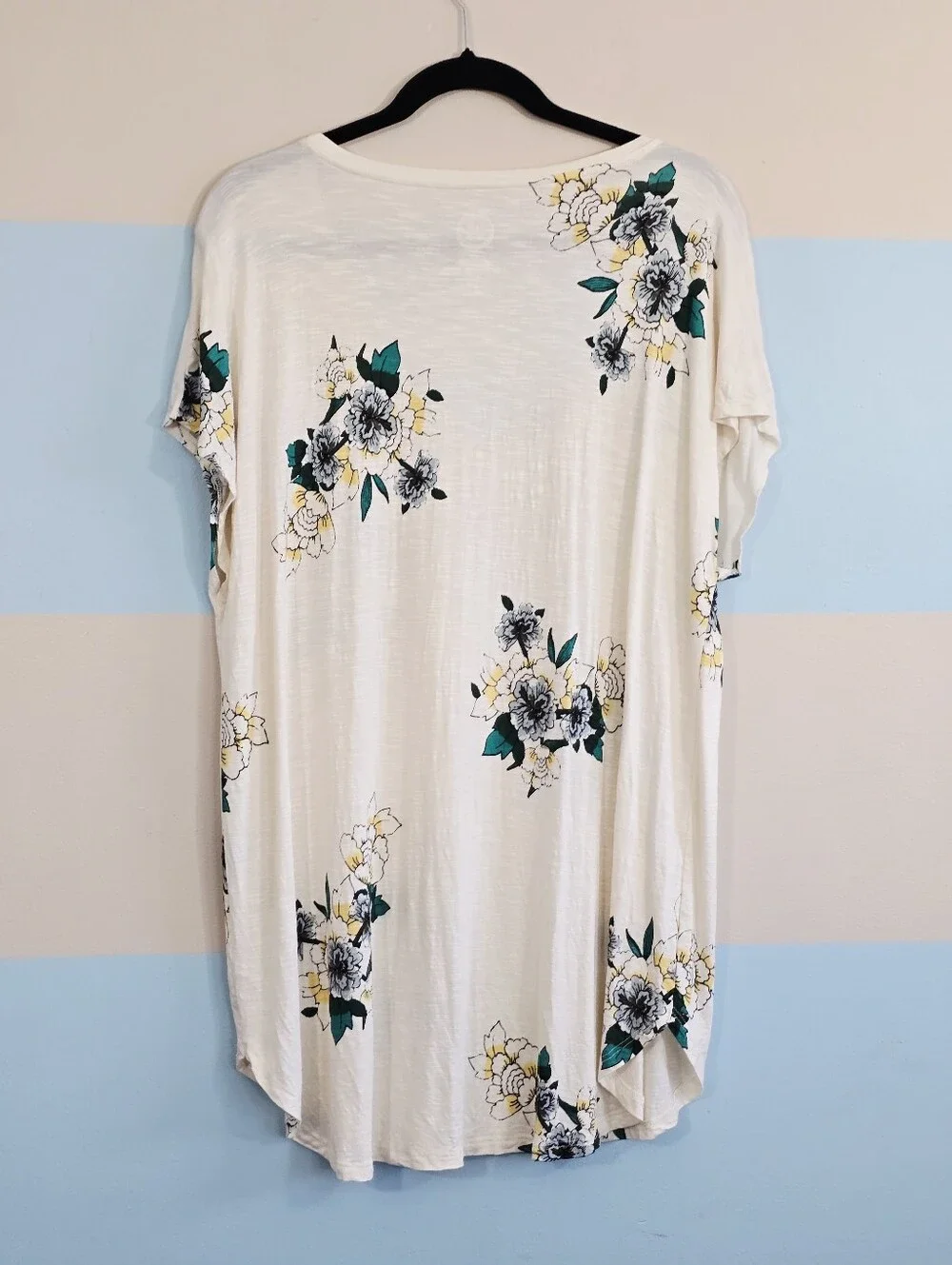 24/7 Maurices Cream Floral Scoop Neck Pocket Tee - Picture 4 of 5